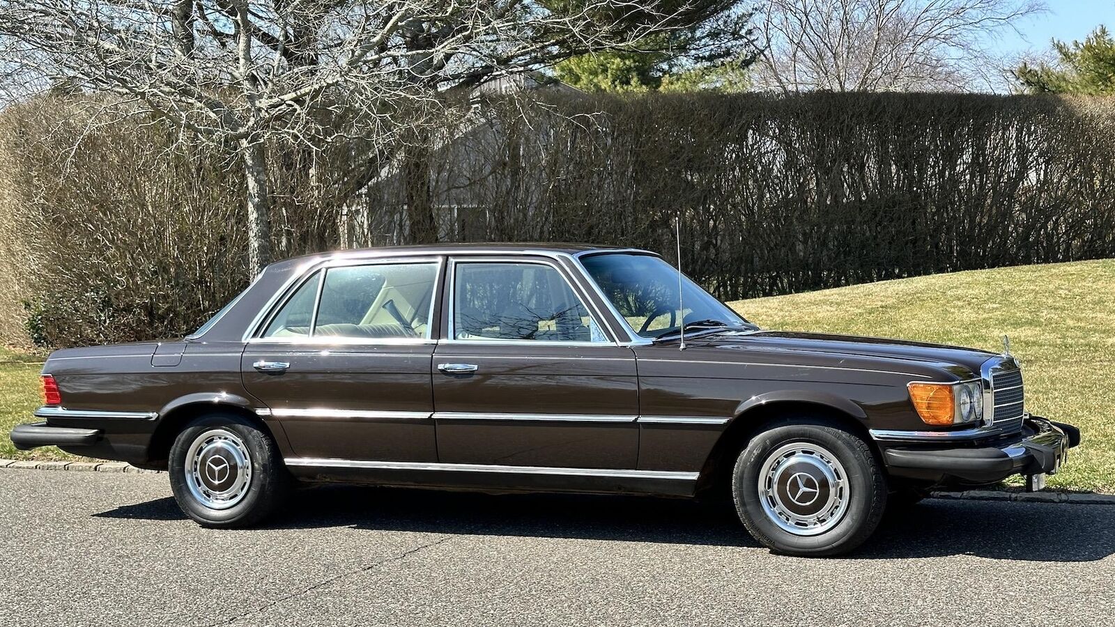 Mercedes-Benz-400-Series-1974-SEDAN-12