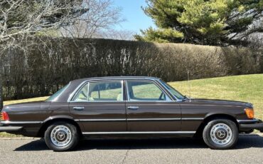Mercedes-Benz-400-Series-1974-SEDAN-14