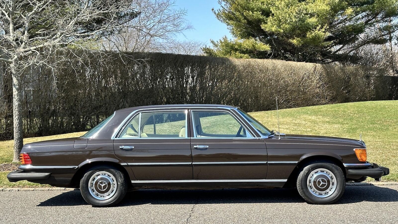 Mercedes-Benz-400-Series-1974-SEDAN-14