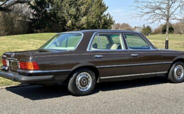 Mercedes-Benz-400-Series-1974-SEDAN-16