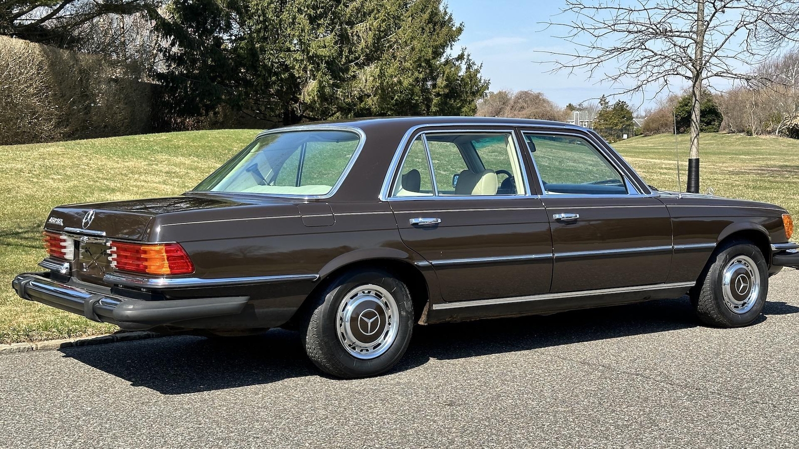 Mercedes-Benz-400-Series-1974-SEDAN-16