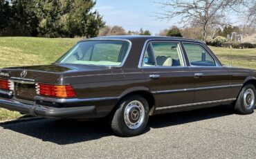 Mercedes-Benz-400-Series-1974-SEDAN-17