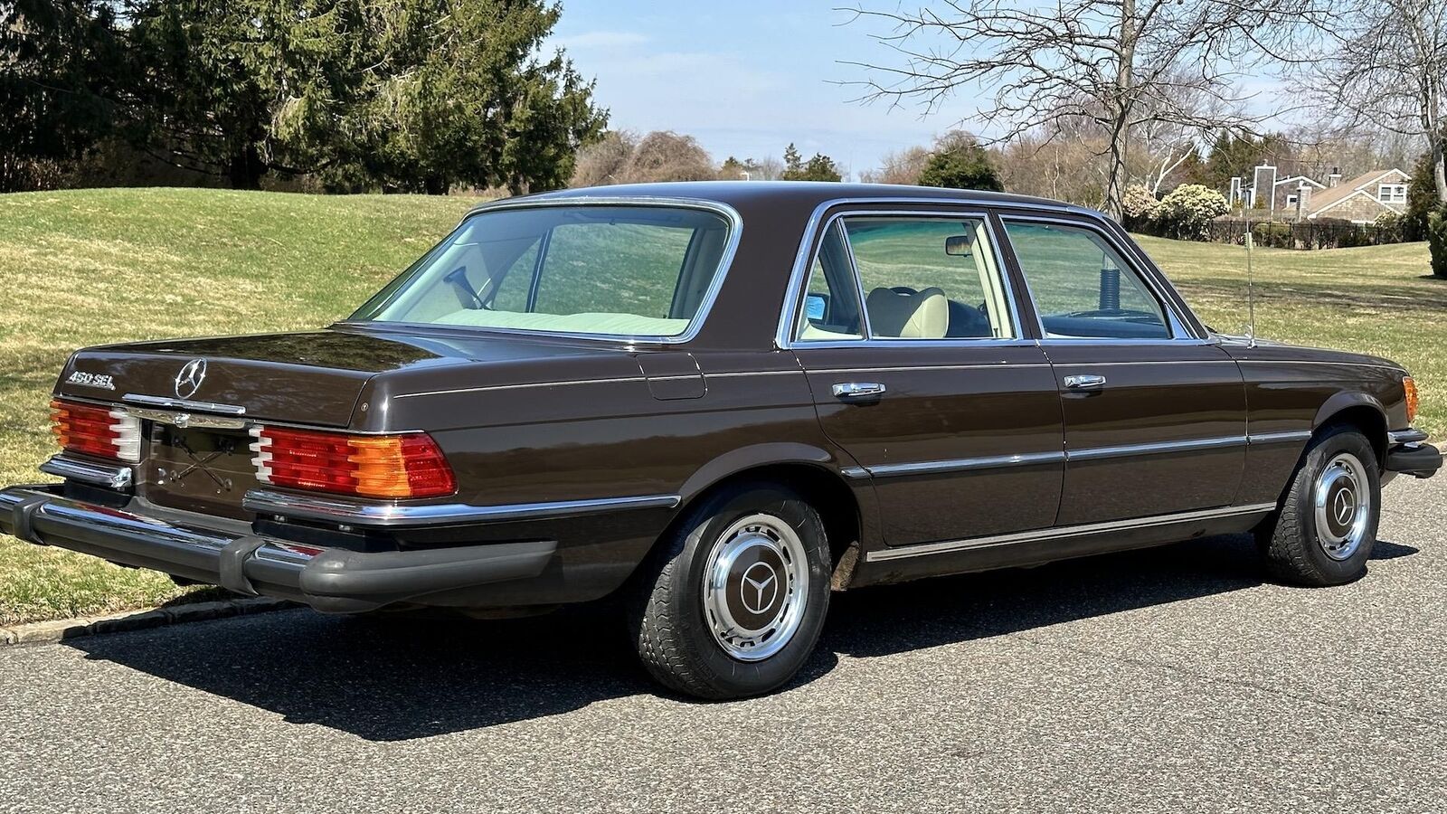 Mercedes-Benz-400-Series-1974-SEDAN-17