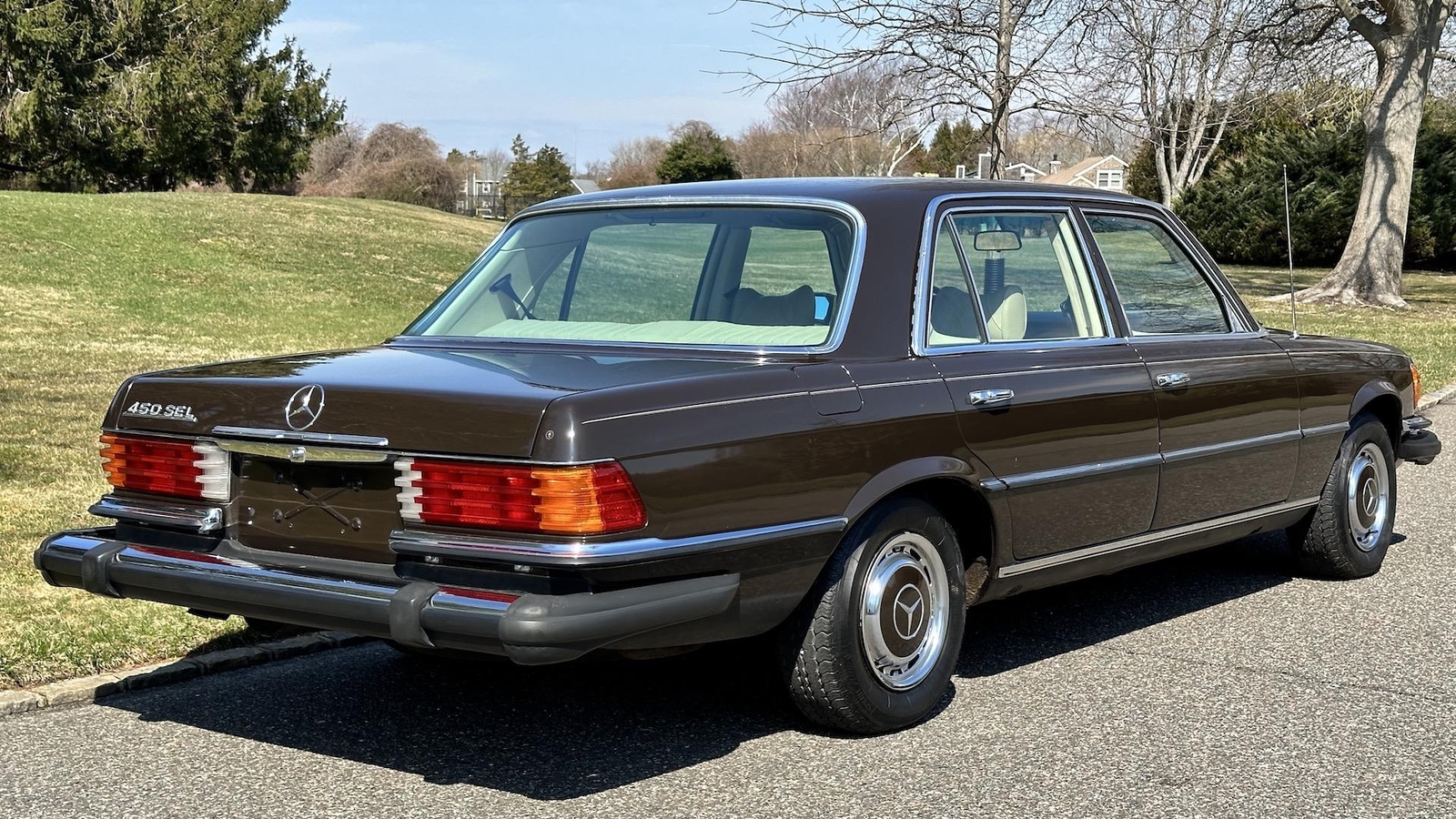 Mercedes-Benz-400-Series-1974-SEDAN-18