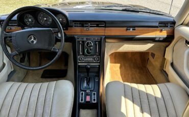 Mercedes-Benz-400-Series-1974-SEDAN-2