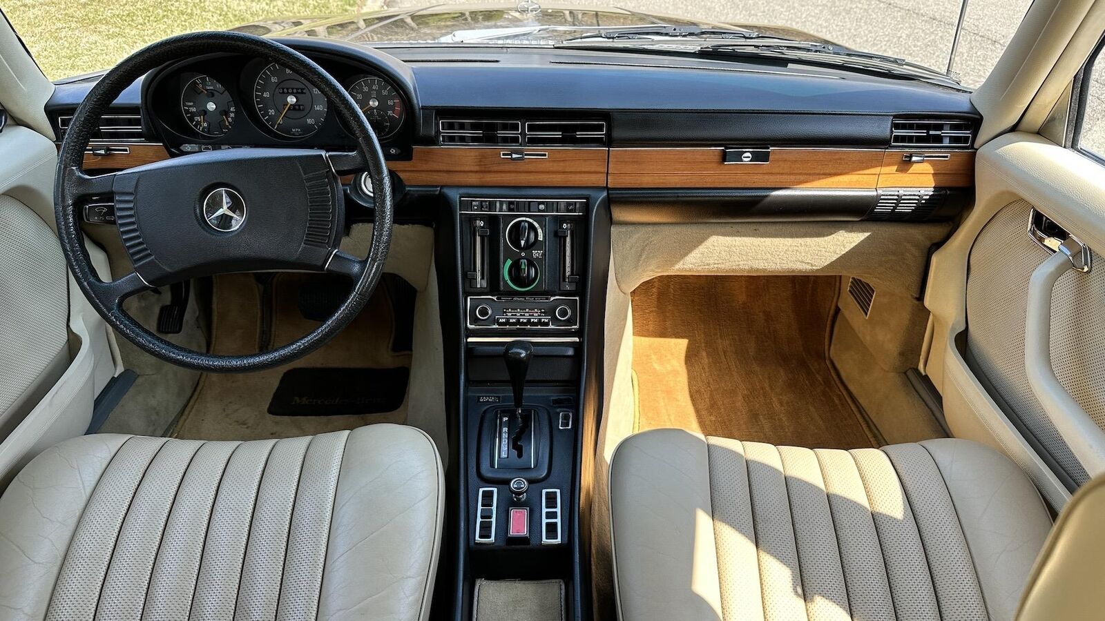 Mercedes-Benz-400-Series-1974-SEDAN-2