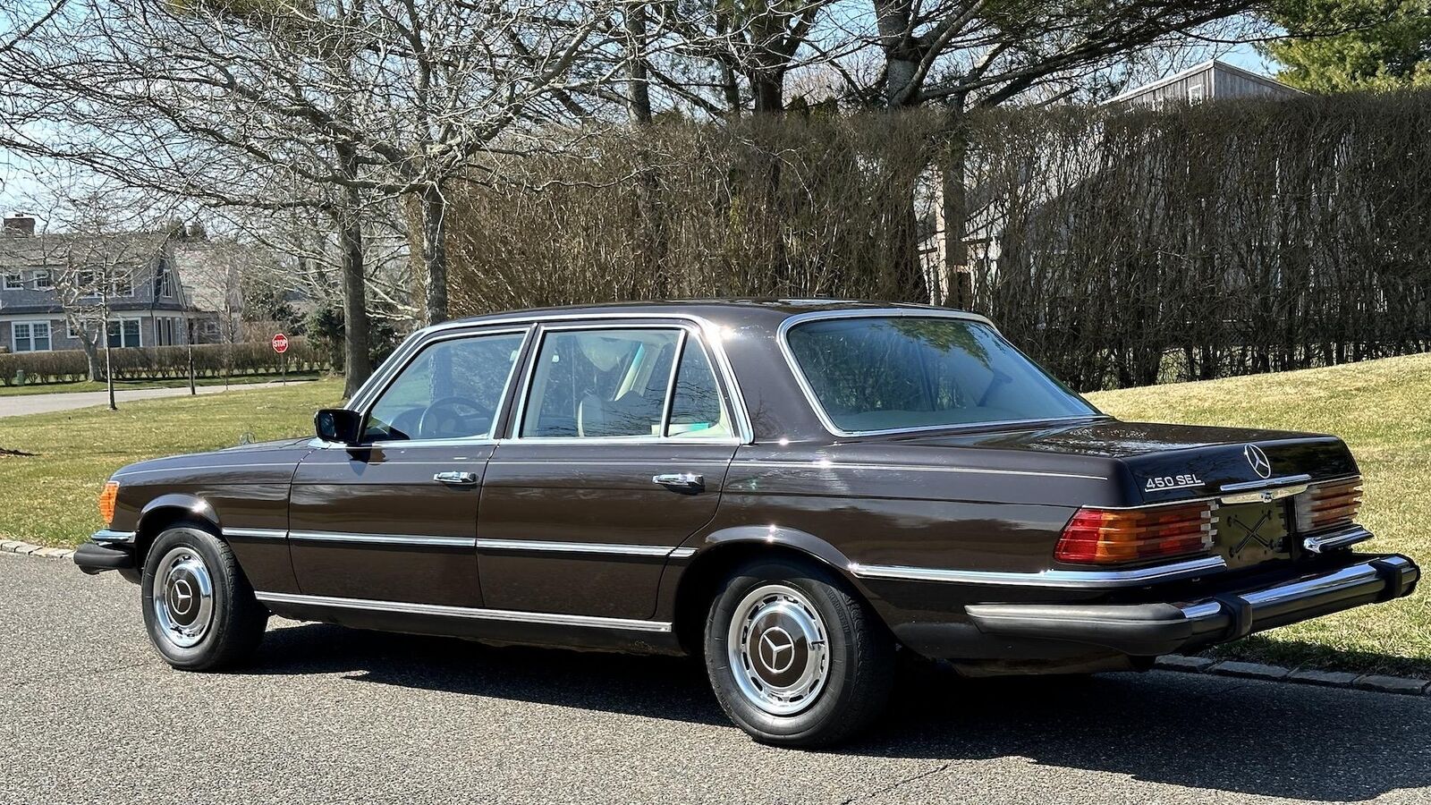 Mercedes-Benz-400-Series-1974-SEDAN-25
