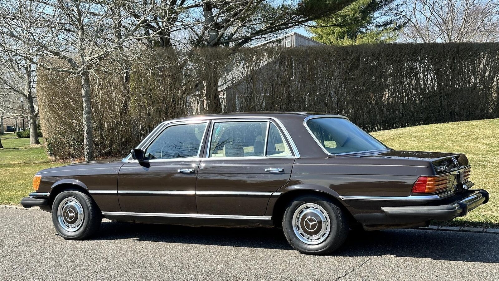 Mercedes-Benz-400-Series-1974-SEDAN-26