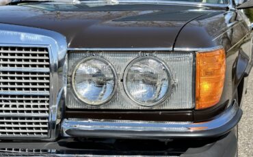 Mercedes-Benz-400-Series-1974-SEDAN-35