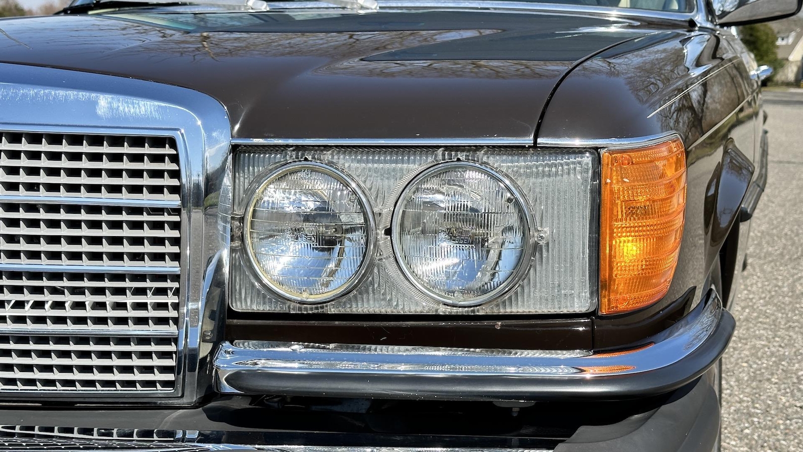 Mercedes-Benz-400-Series-1974-SEDAN-35