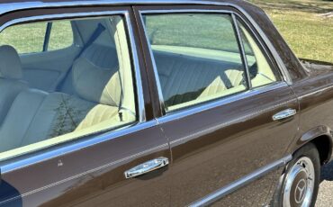 Mercedes-Benz-400-Series-1974-SEDAN-36