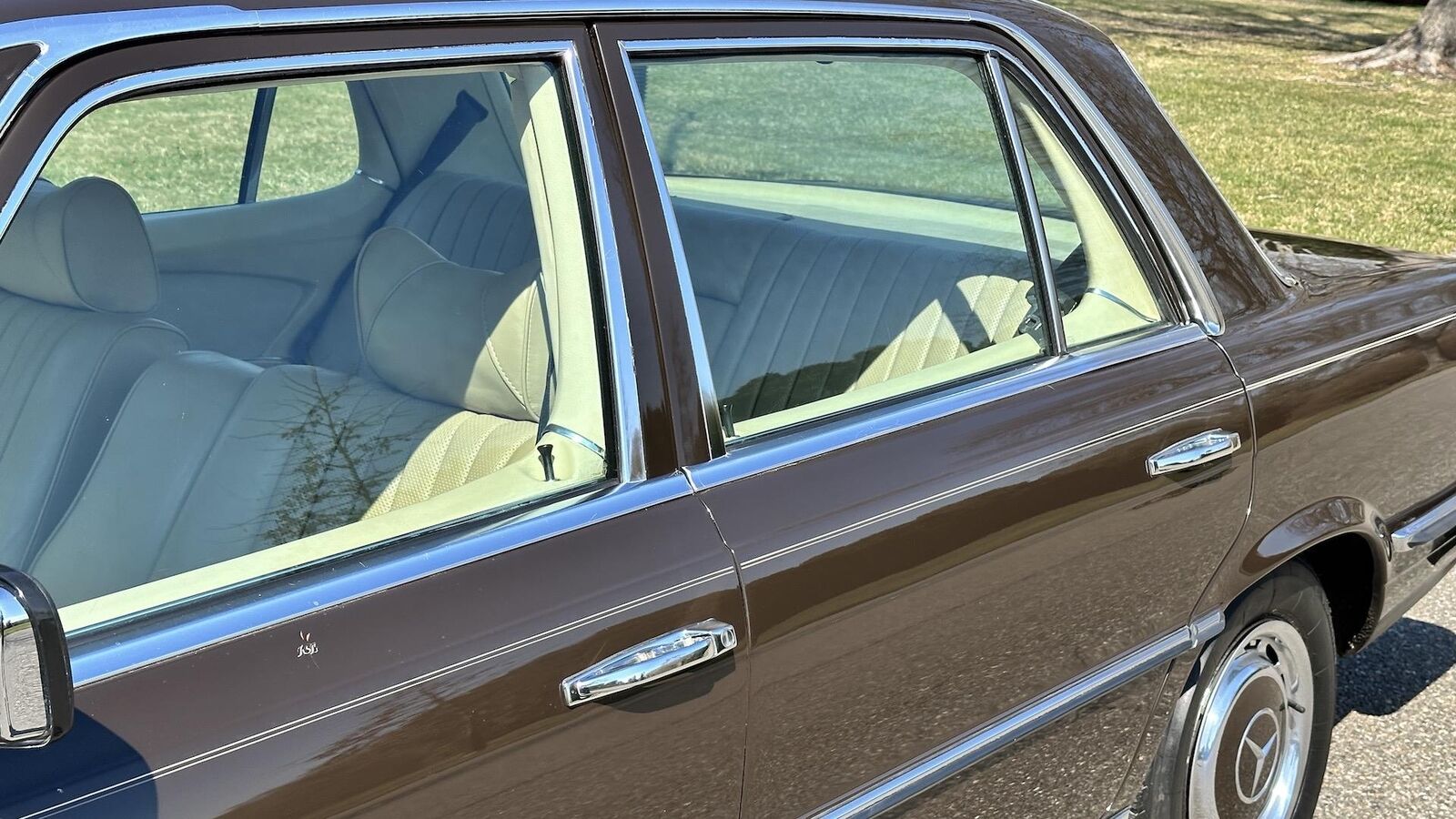 Mercedes-Benz-400-Series-1974-SEDAN-36