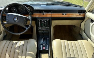 Mercedes-Benz-400-Series-1974-SEDAN-38