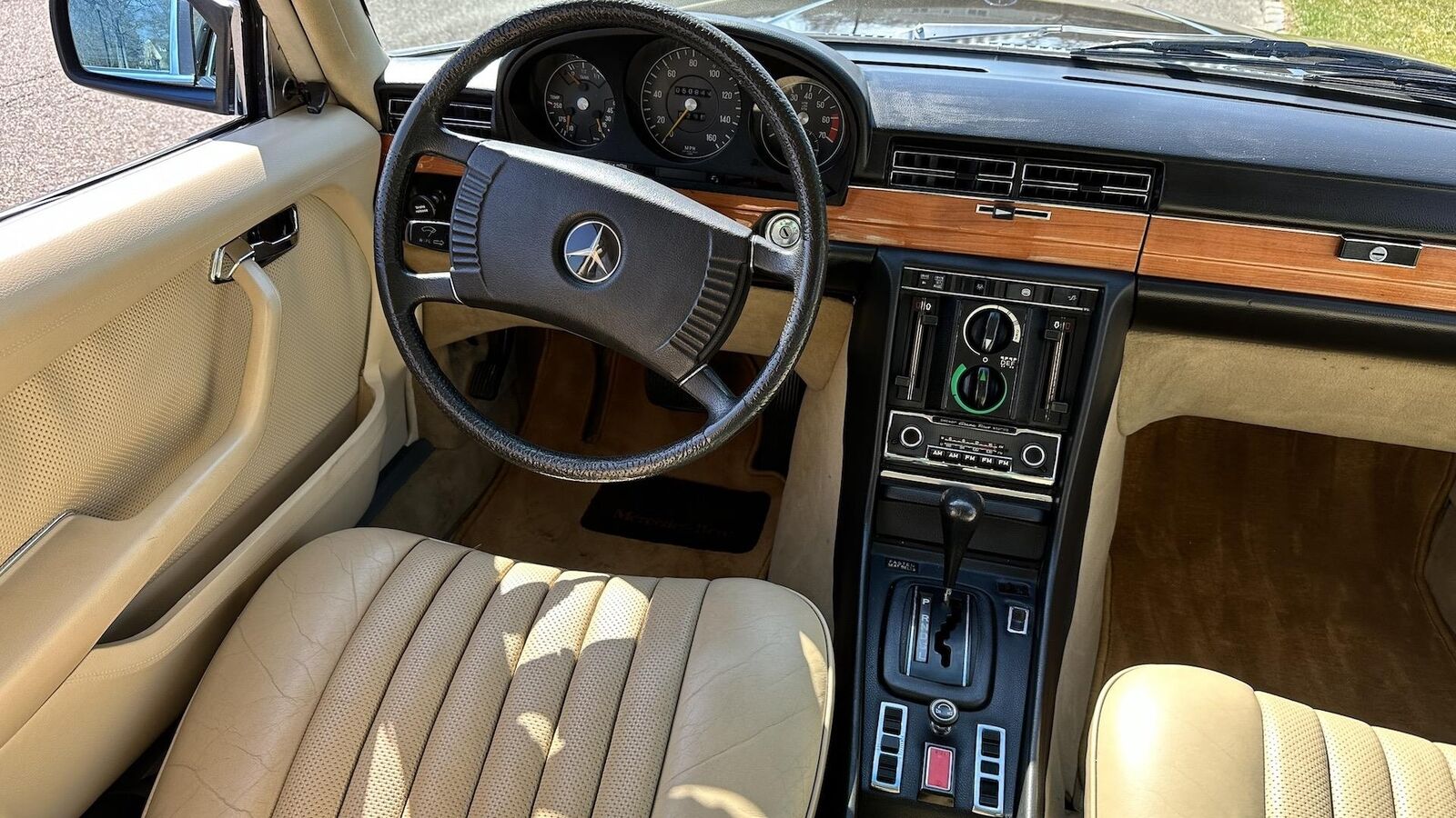 Mercedes-Benz-400-Series-1974-SEDAN-39