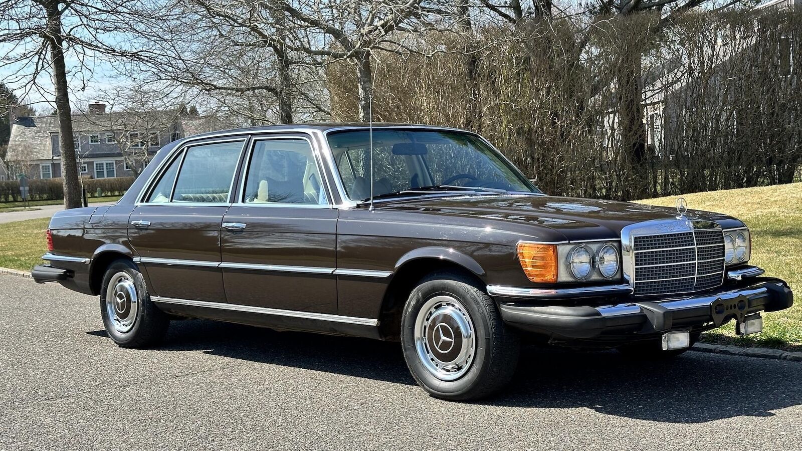Mercedes-Benz-400-Series-1974-SEDAN-9