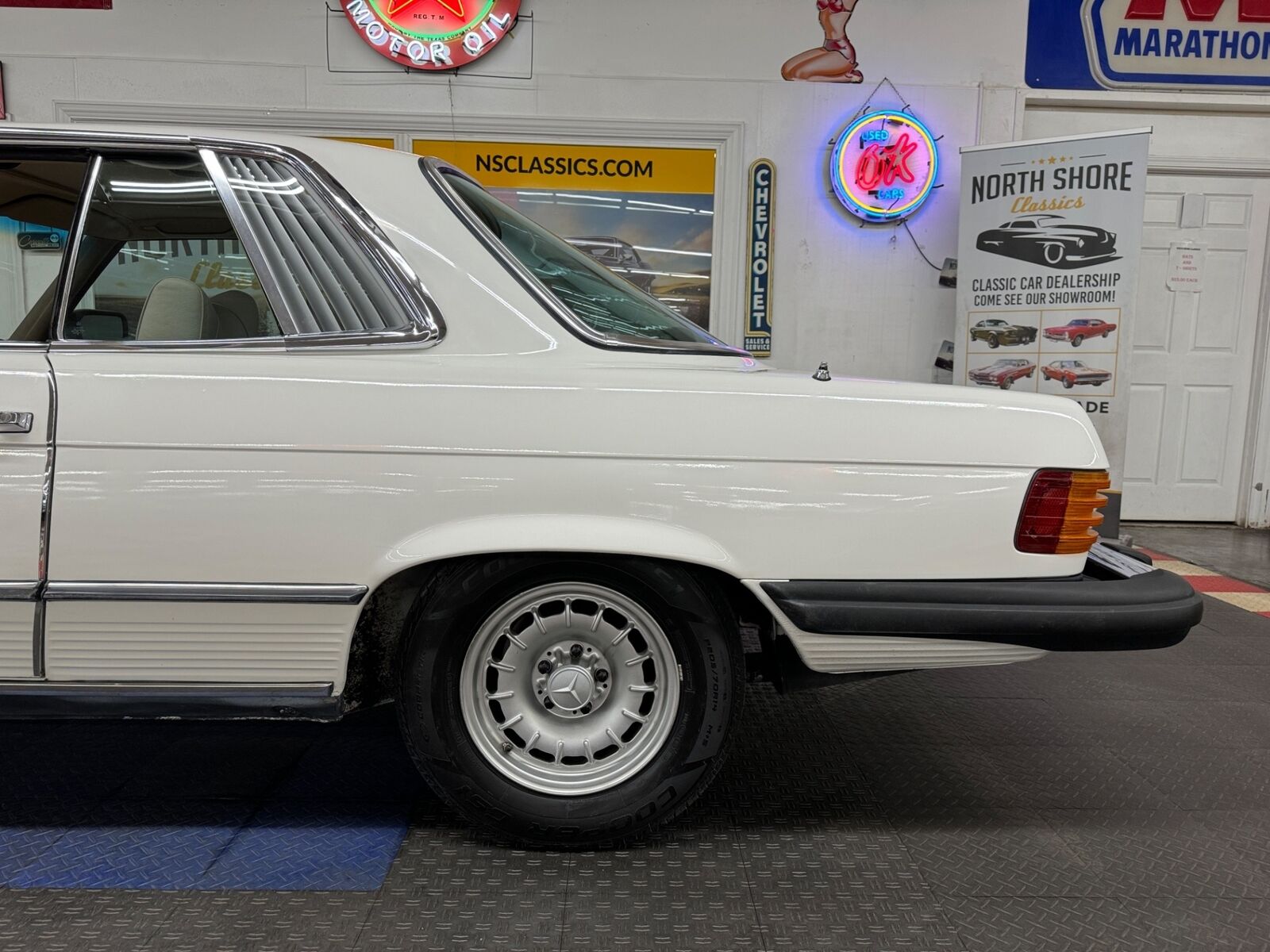 Mercedes-Benz-400-Series-1977-18