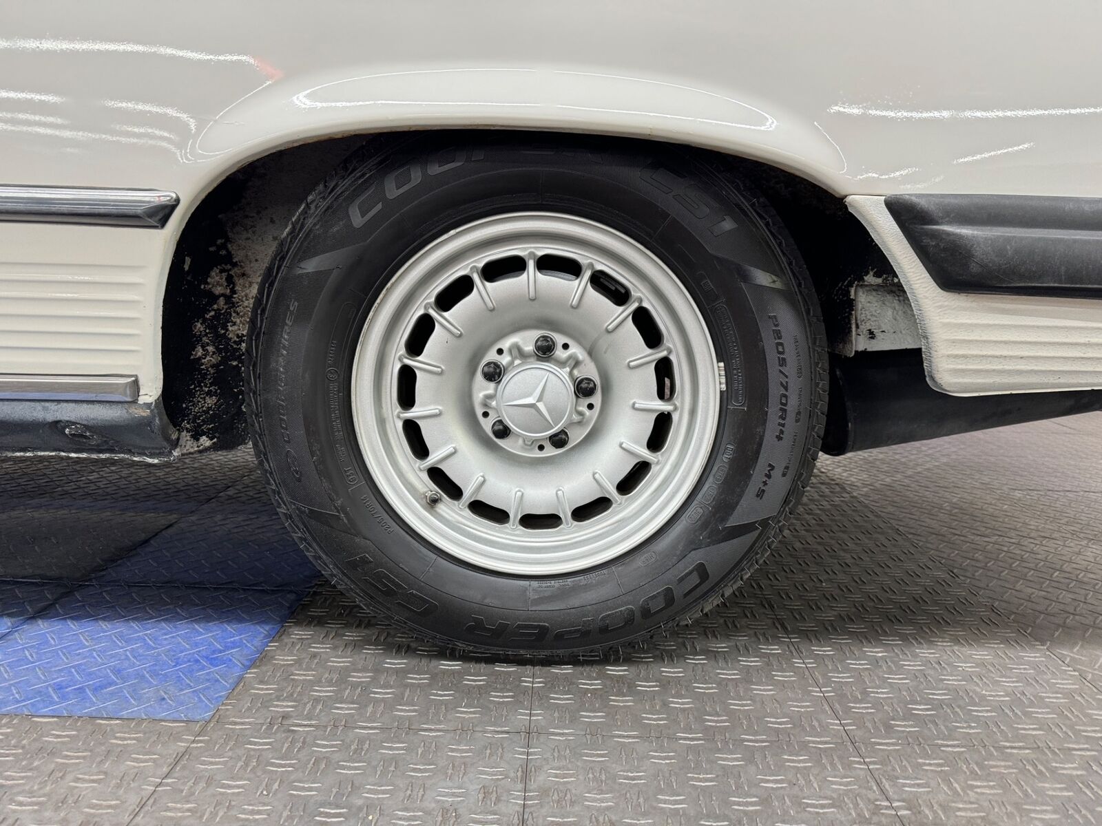 Mercedes-Benz-400-Series-1977-21