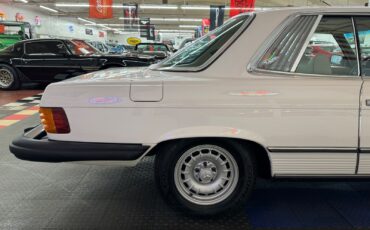 Mercedes-Benz-400-Series-1977-22