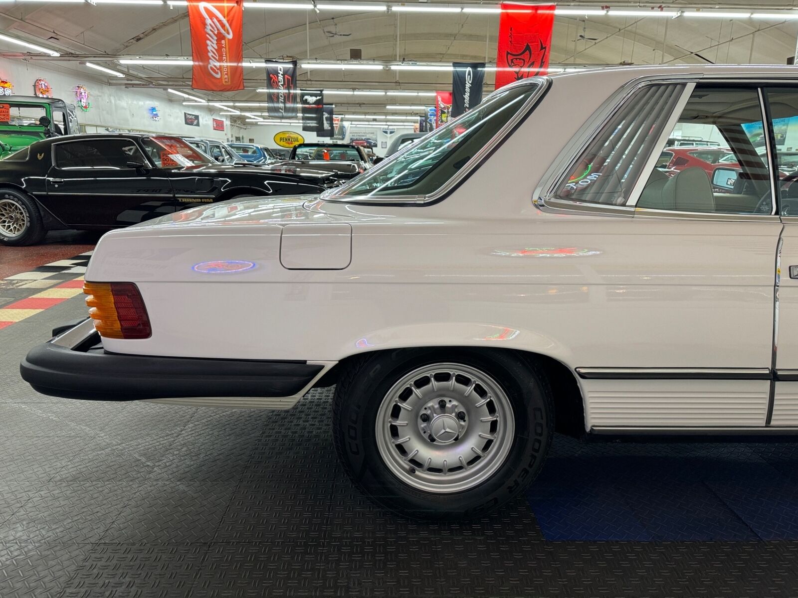 Mercedes-Benz-400-Series-1977-22