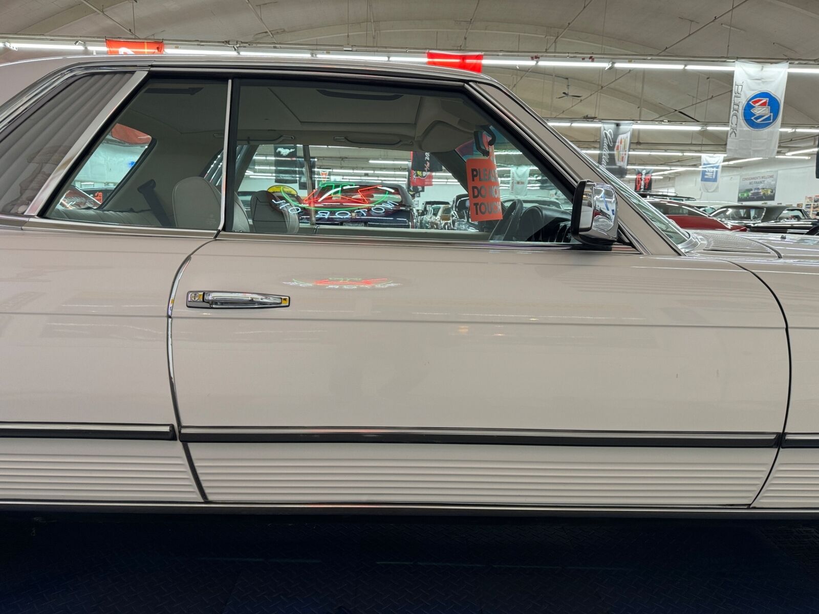 Mercedes-Benz-400-Series-1977-23
