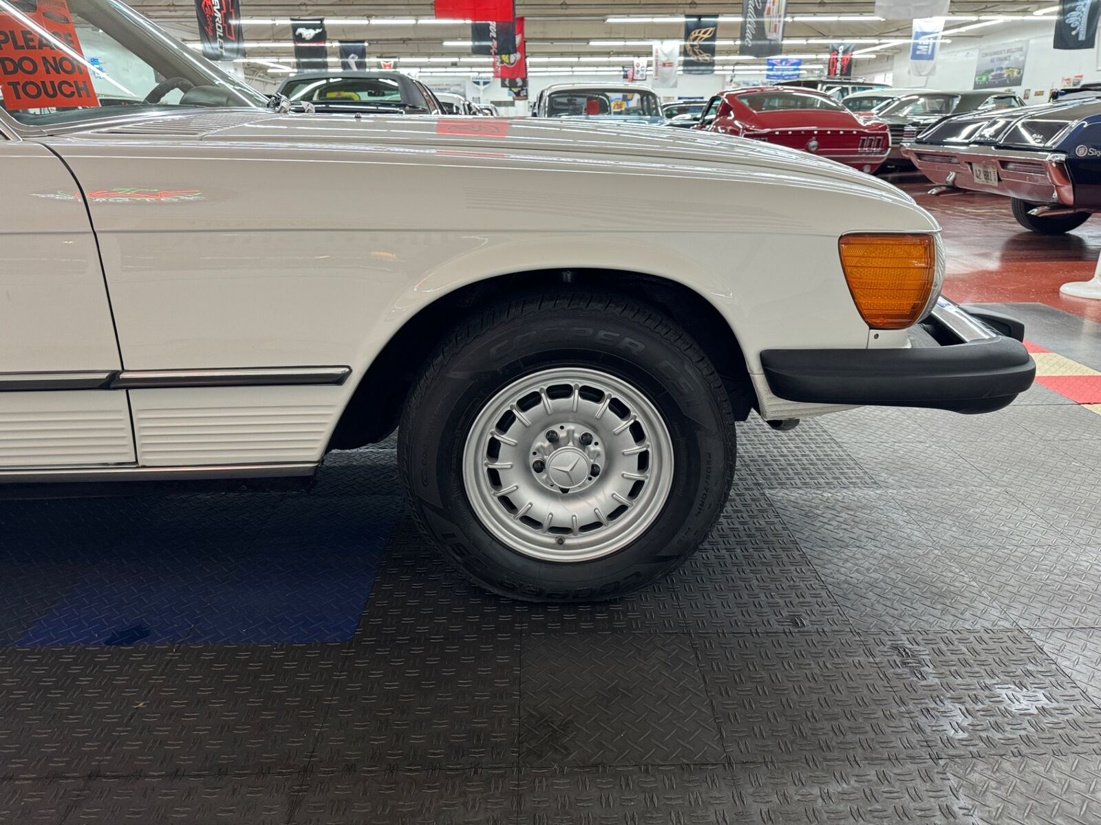 Mercedes-Benz-400-Series-1977-24