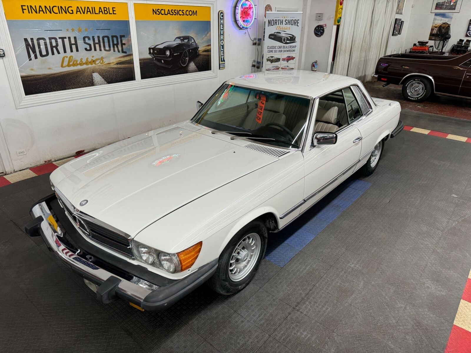 Mercedes-Benz-400-Series-1977-26