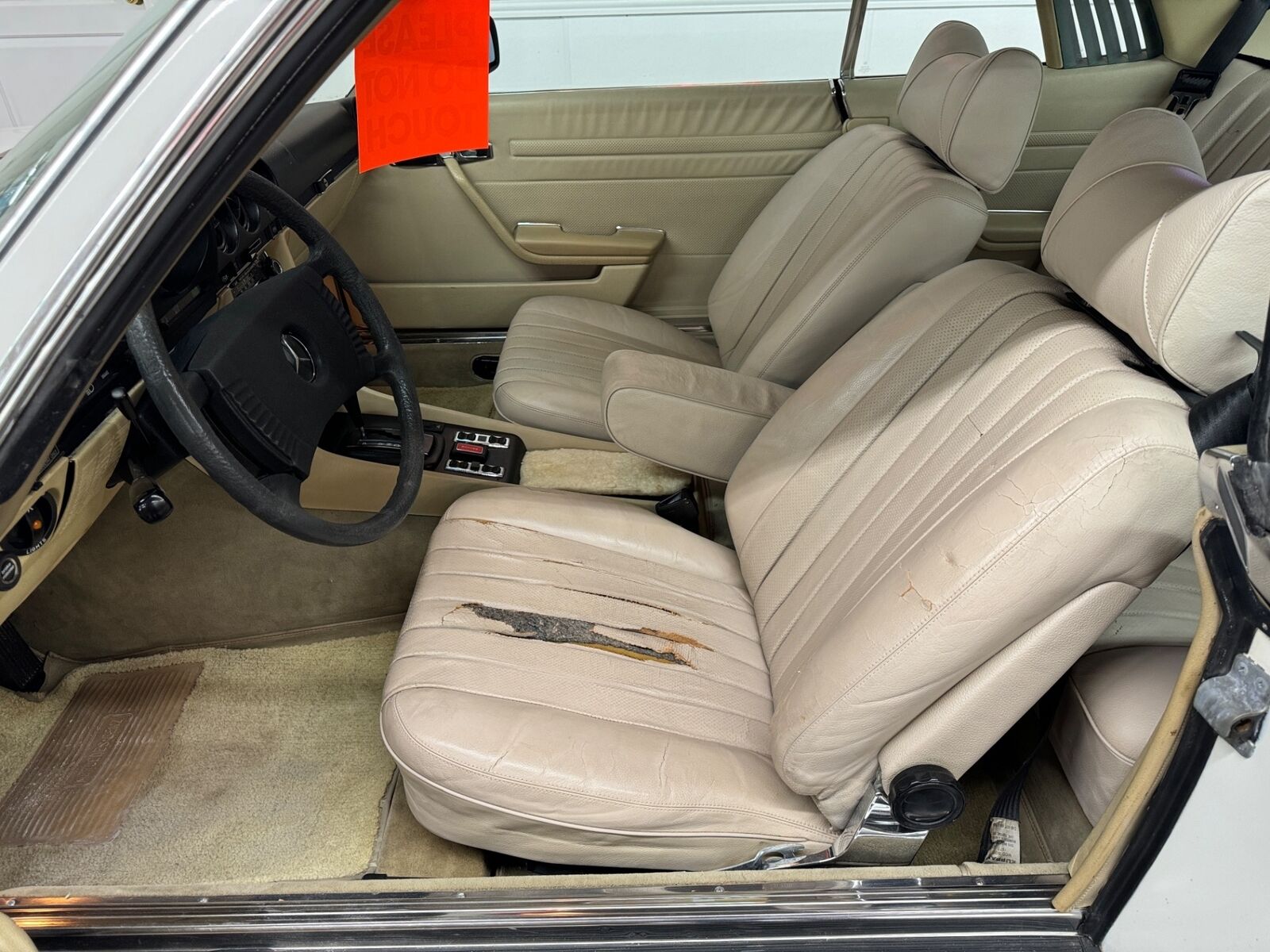 Mercedes-Benz-400-Series-1977-31