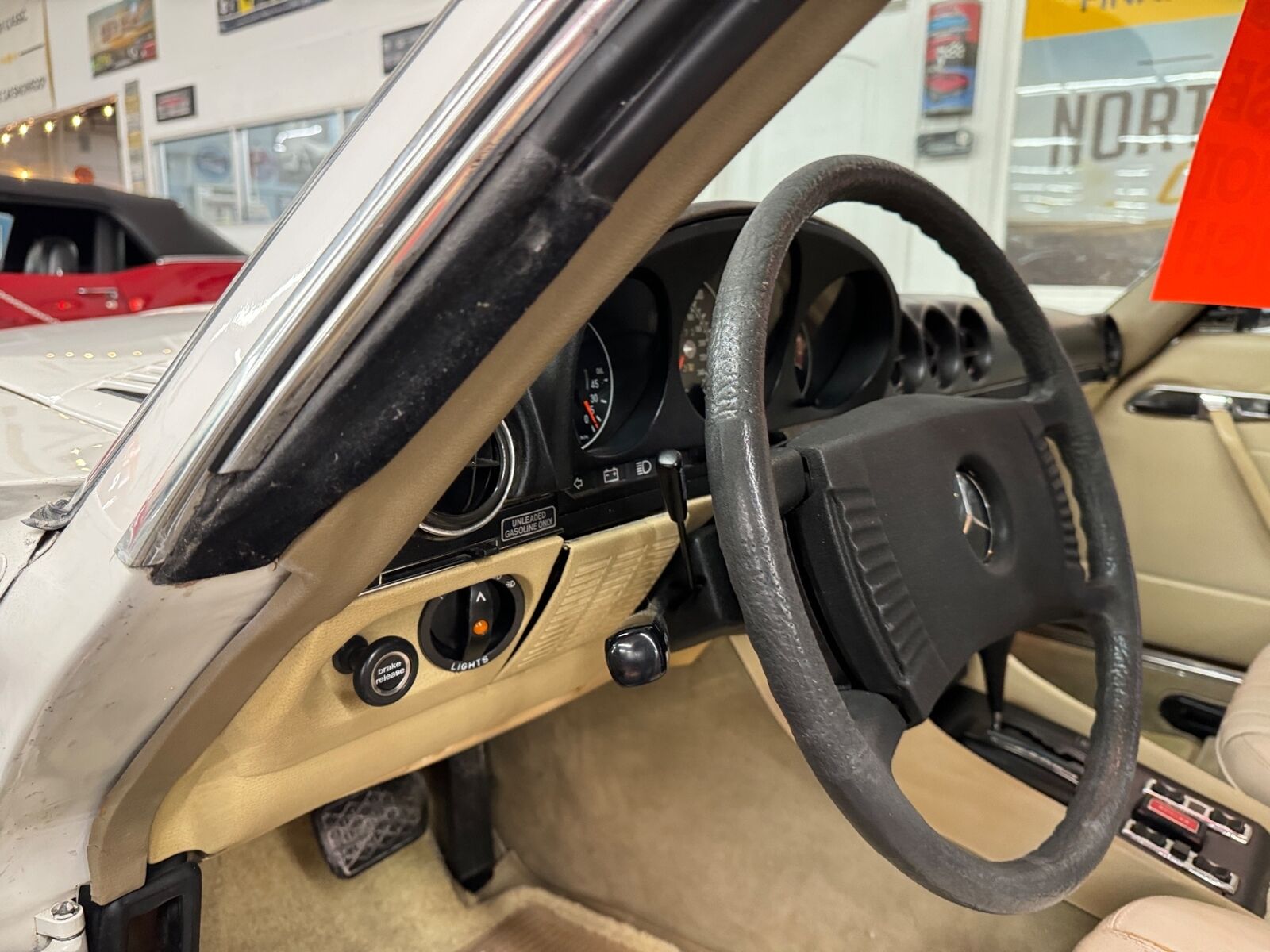 Mercedes-Benz-400-Series-1977-34