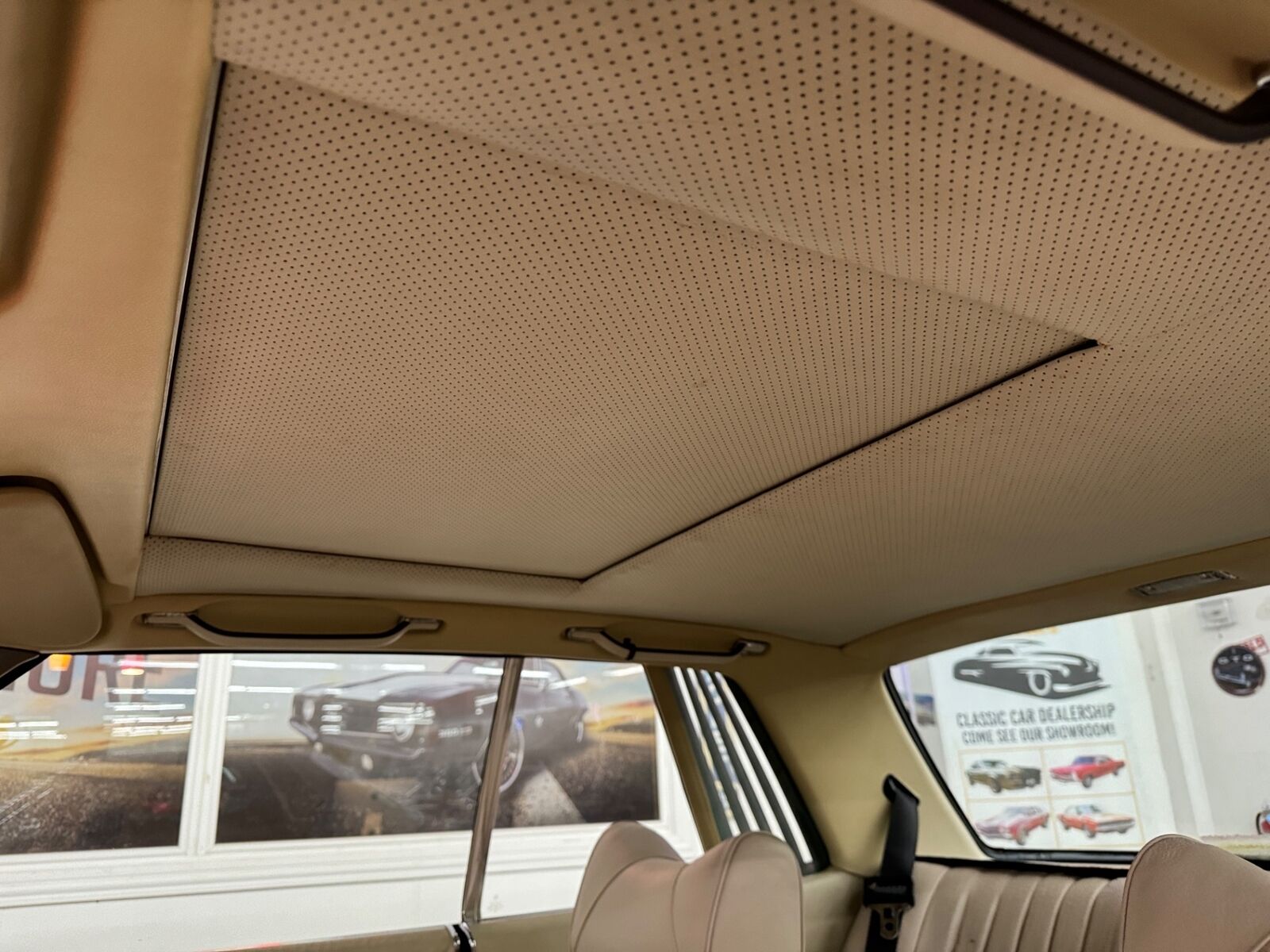 Mercedes-Benz-400-Series-1977-35