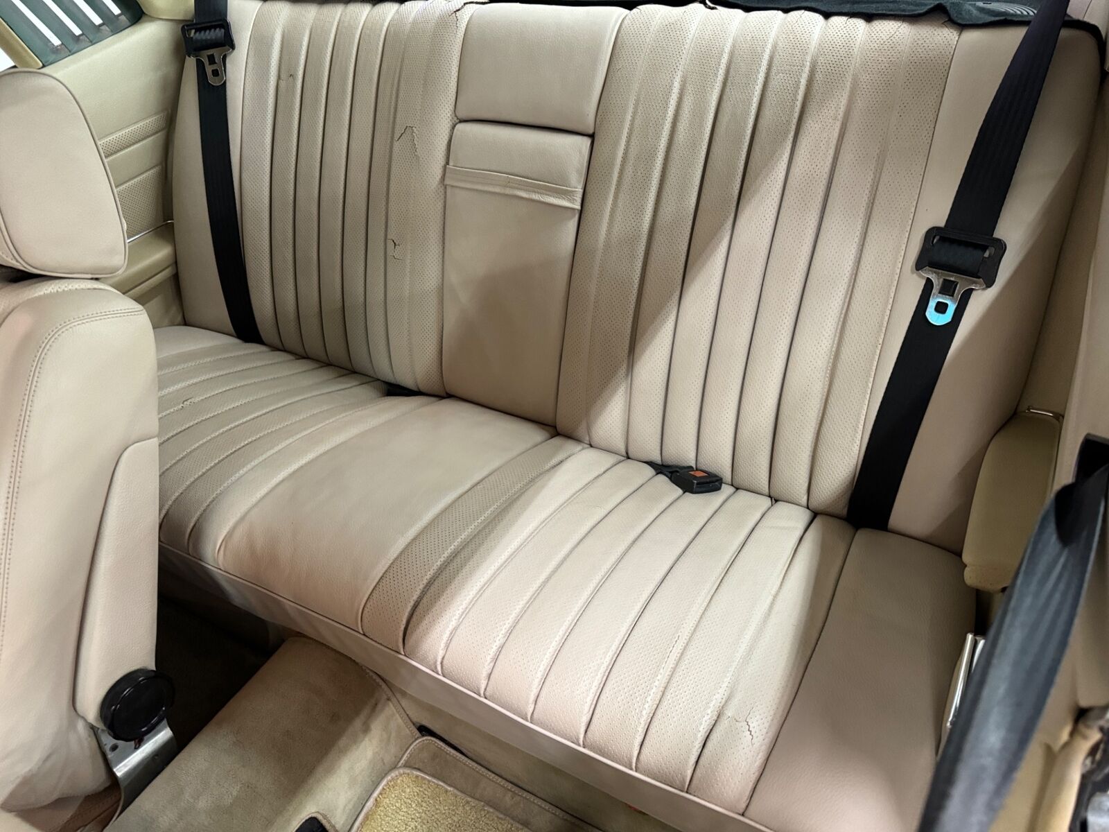 Mercedes-Benz-400-Series-1977-36