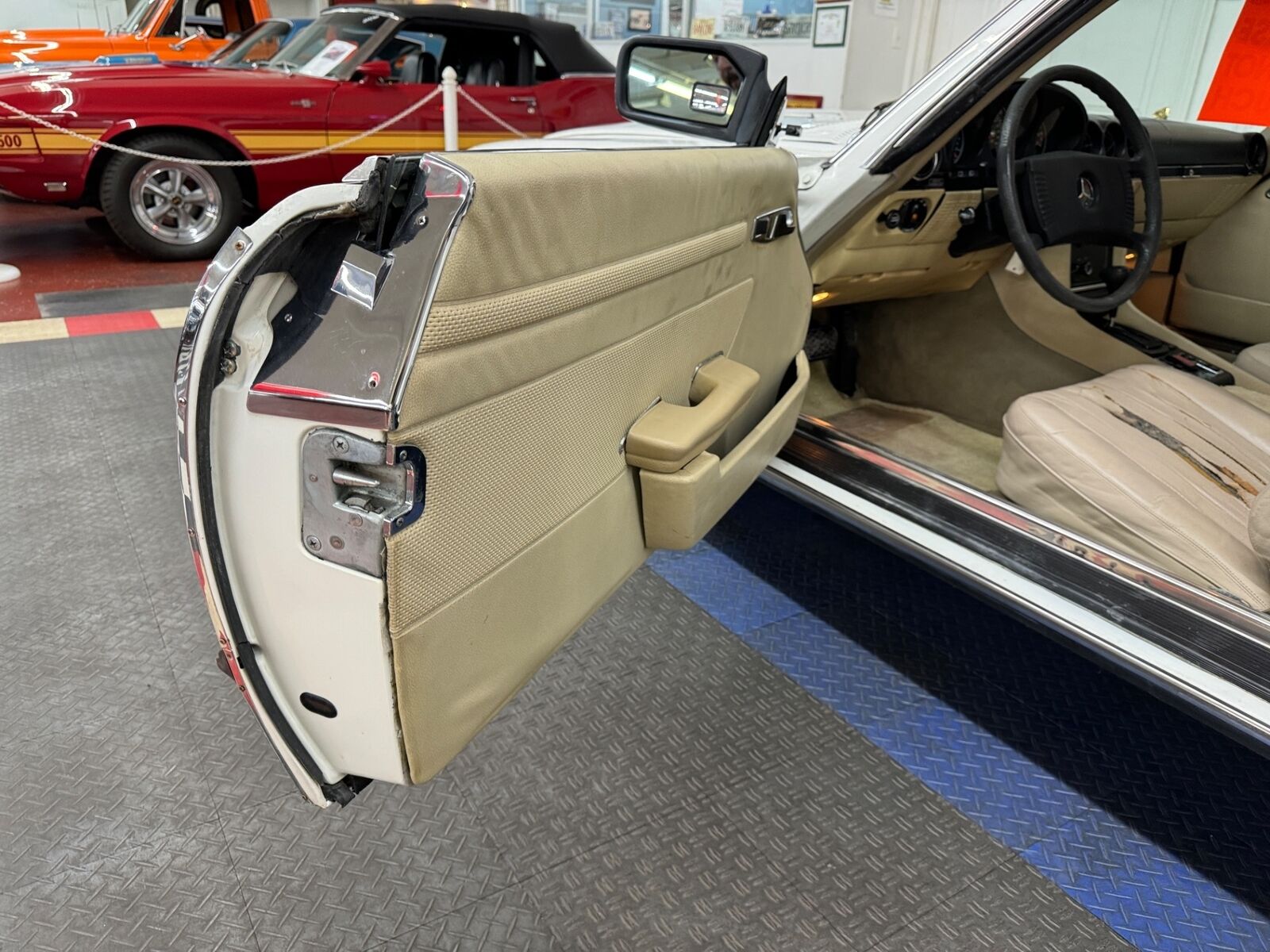 Mercedes-Benz-400-Series-1977-38