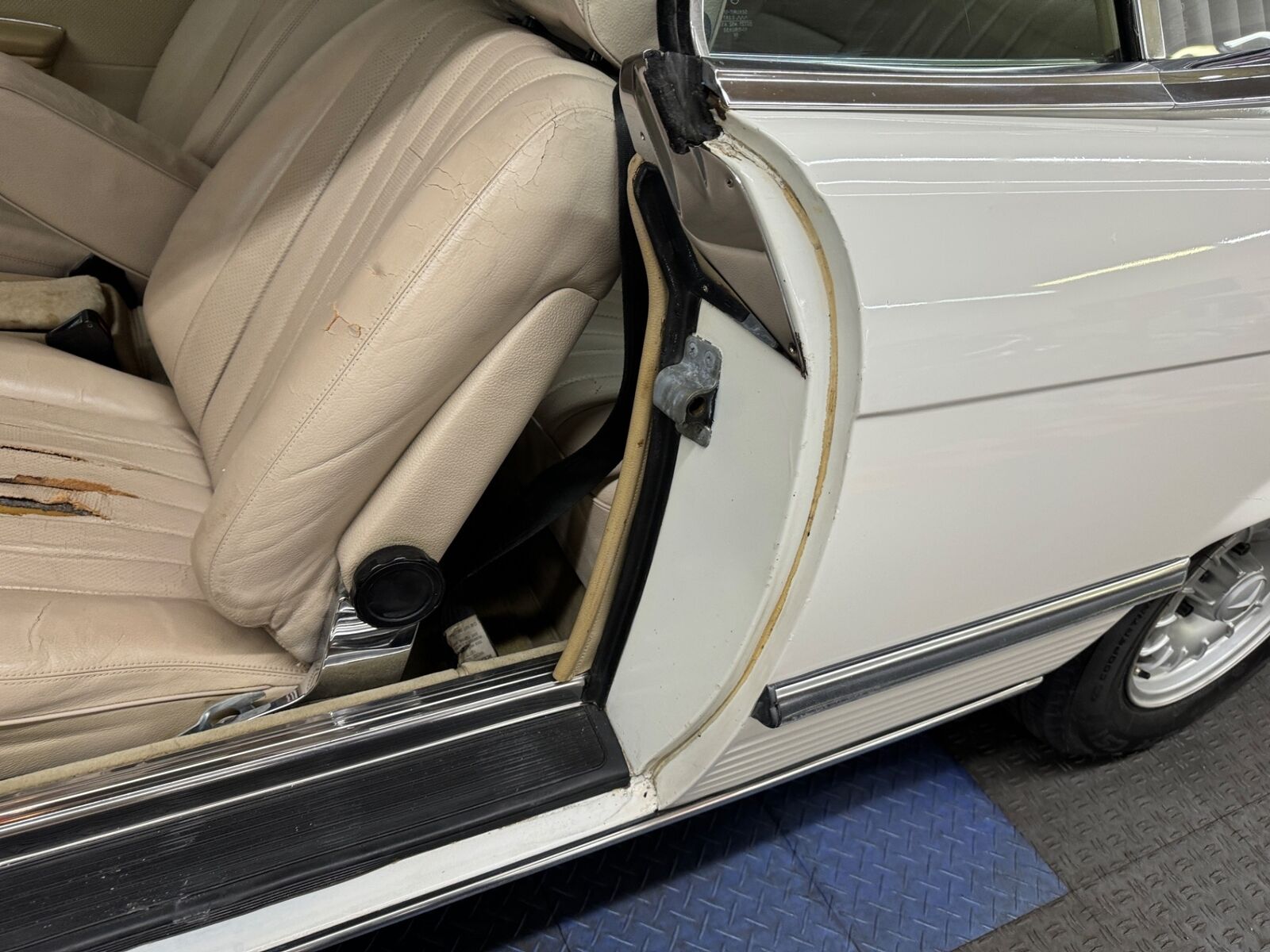 Mercedes-Benz-400-Series-1977-39