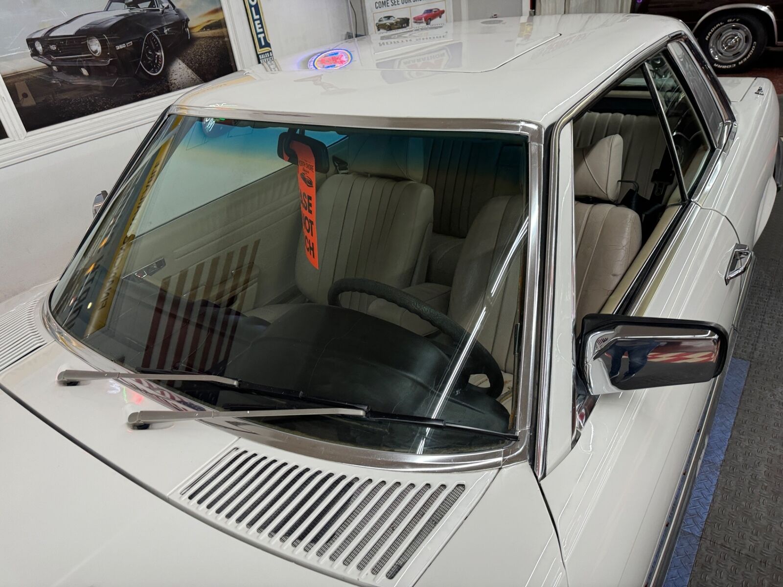 Mercedes-Benz-400-Series-1977-9
