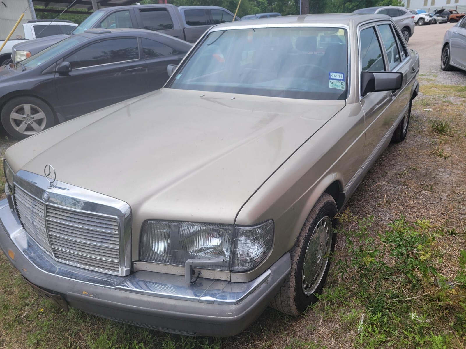 Mercedes-Benz-400-Series-1987-Sedan-1