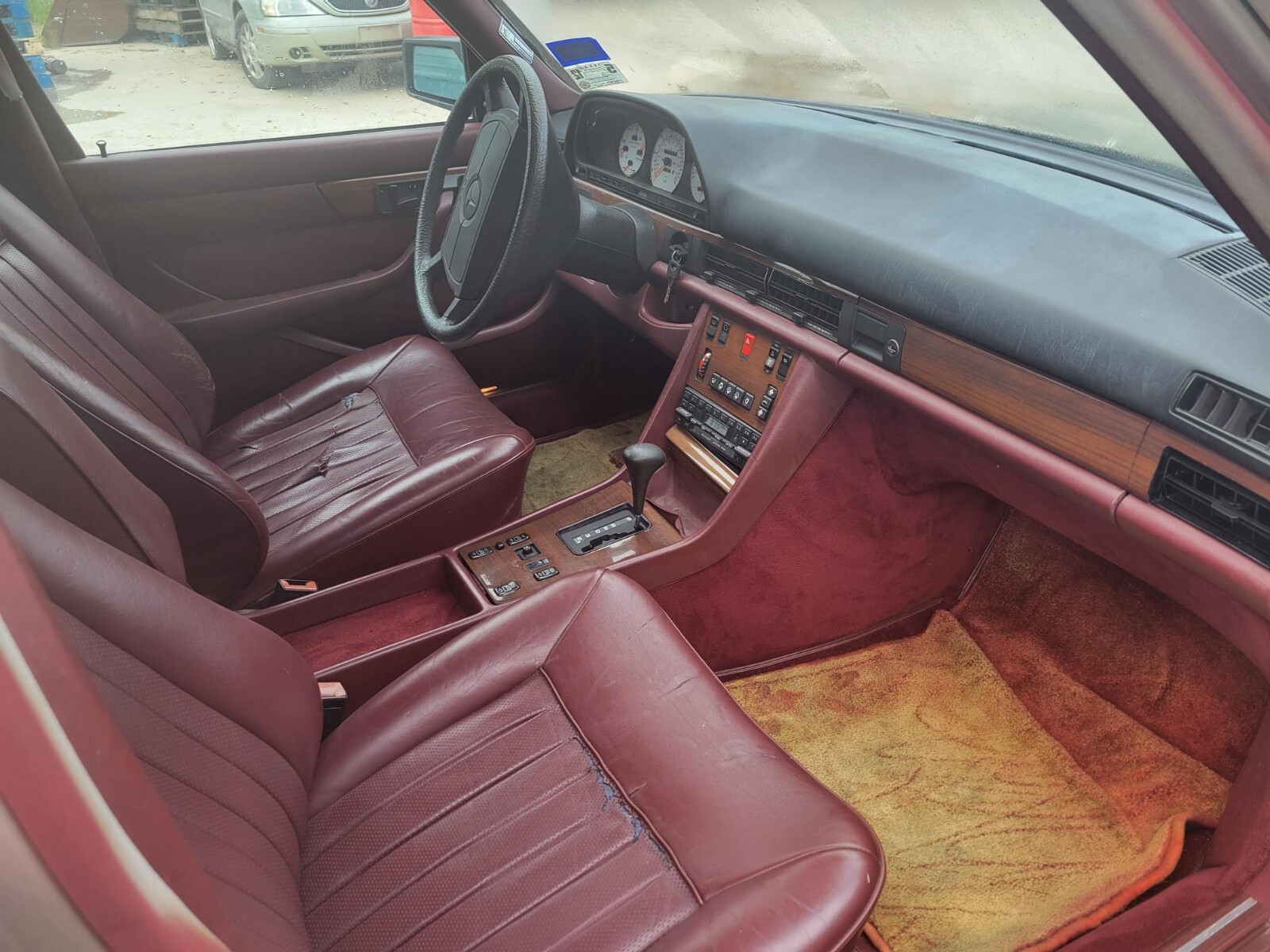 Mercedes-Benz-400-Series-1987-Sedan-10