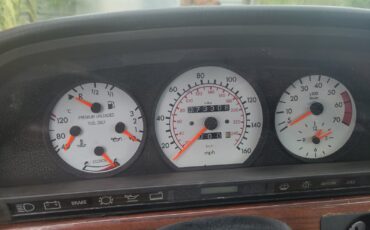 Mercedes-Benz-400-Series-1987-Sedan-13