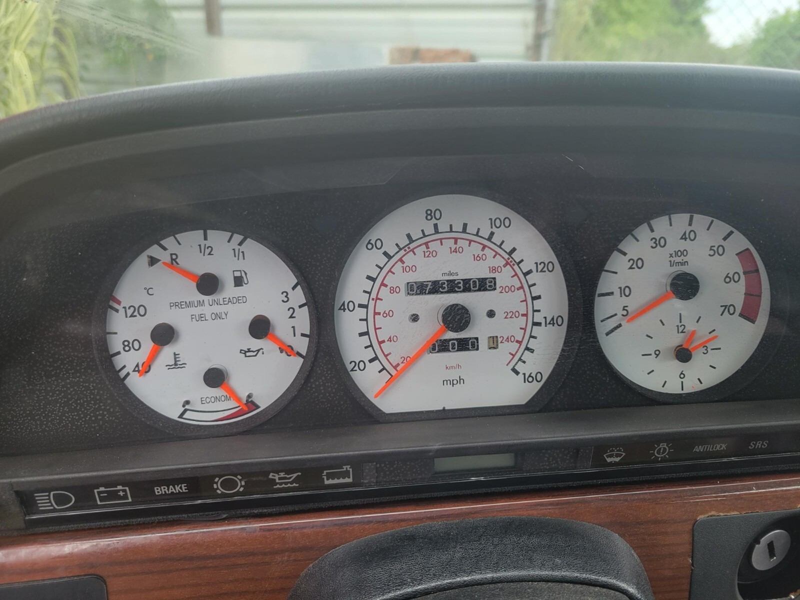 Mercedes-Benz-400-Series-1987-Sedan-13