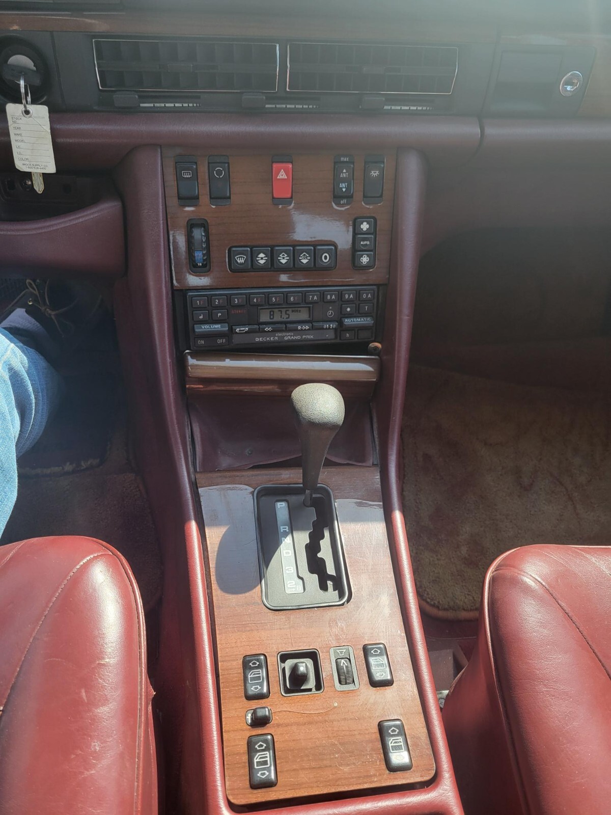 Mercedes-Benz-400-Series-1987-Sedan-14