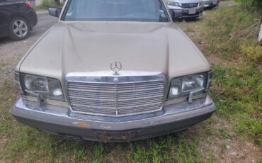 Mercedes-Benz-400-Series-1987-Sedan-2