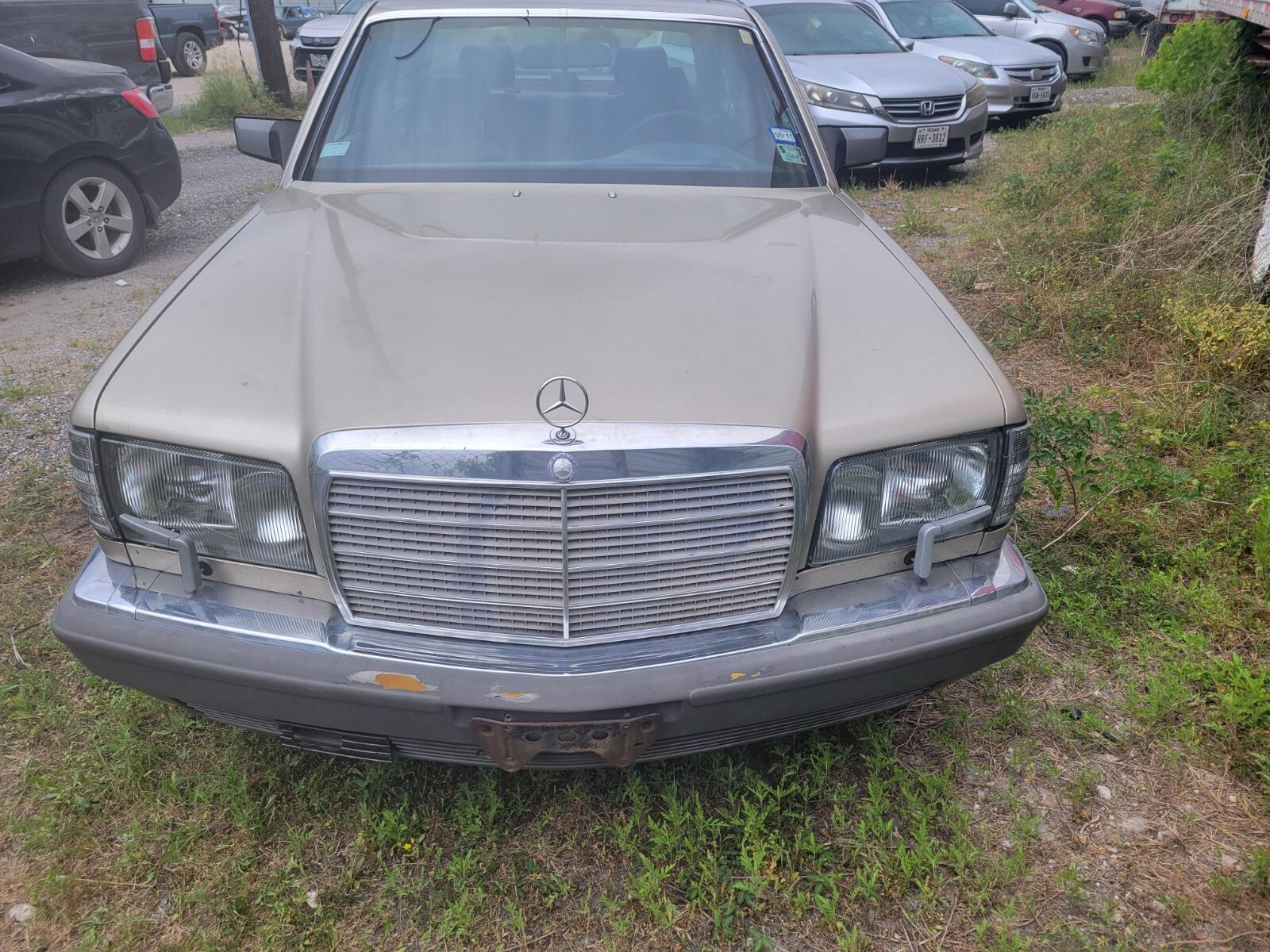 Mercedes-Benz-400-Series-1987-Sedan-2