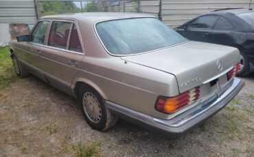 Mercedes-Benz-400-Series-1987-Sedan-3