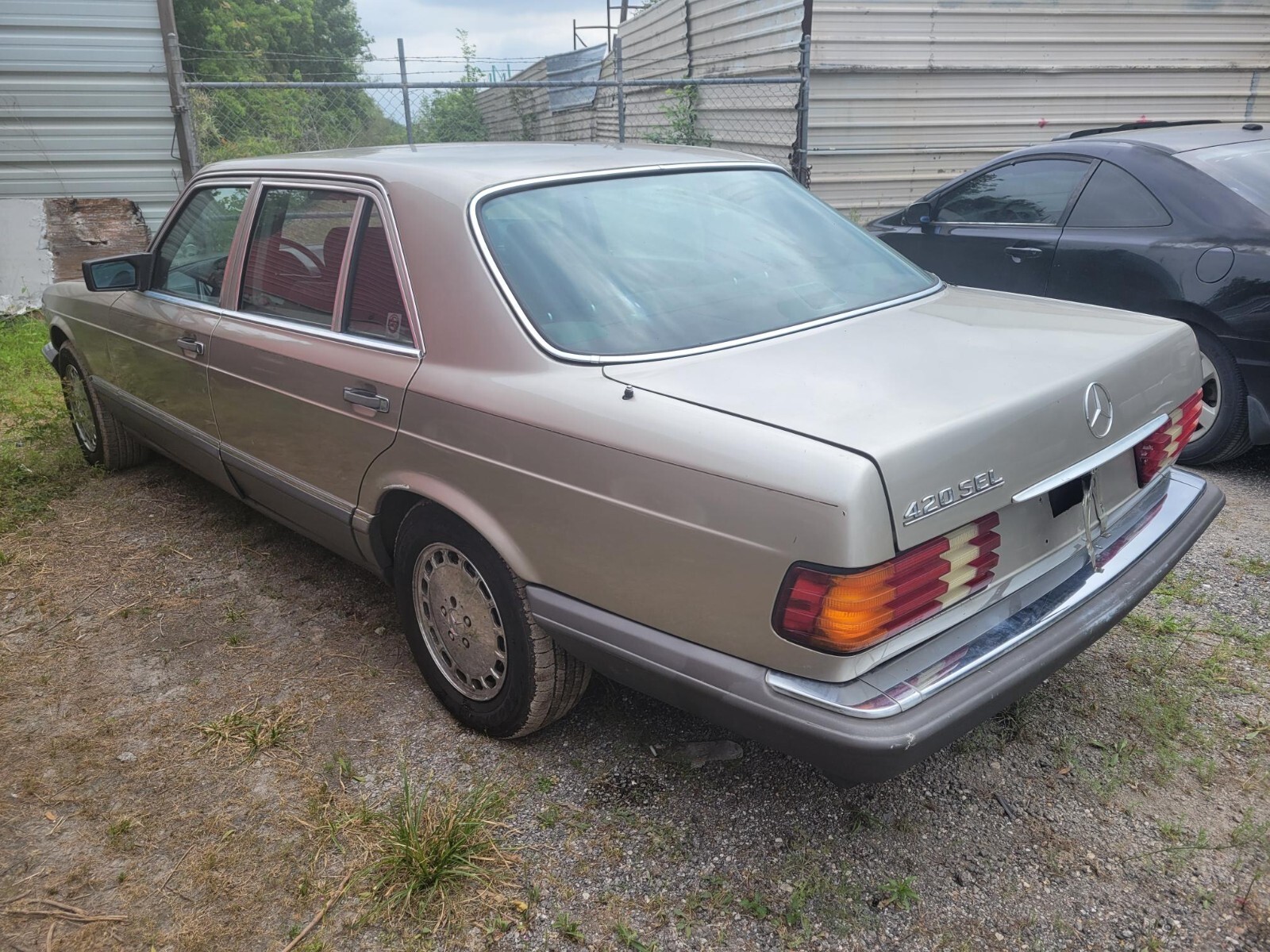 Mercedes-Benz-400-Series-1987-Sedan-3