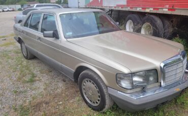 Mercedes-Benz-400-Series-1987-Sedan