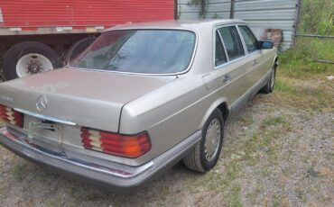 Mercedes-Benz-400-Series-1987-Sedan-4