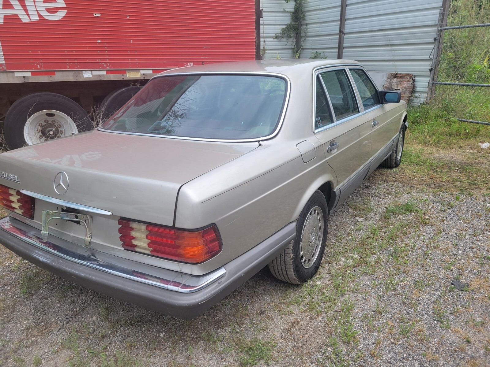 Mercedes-Benz-400-Series-1987-Sedan-4