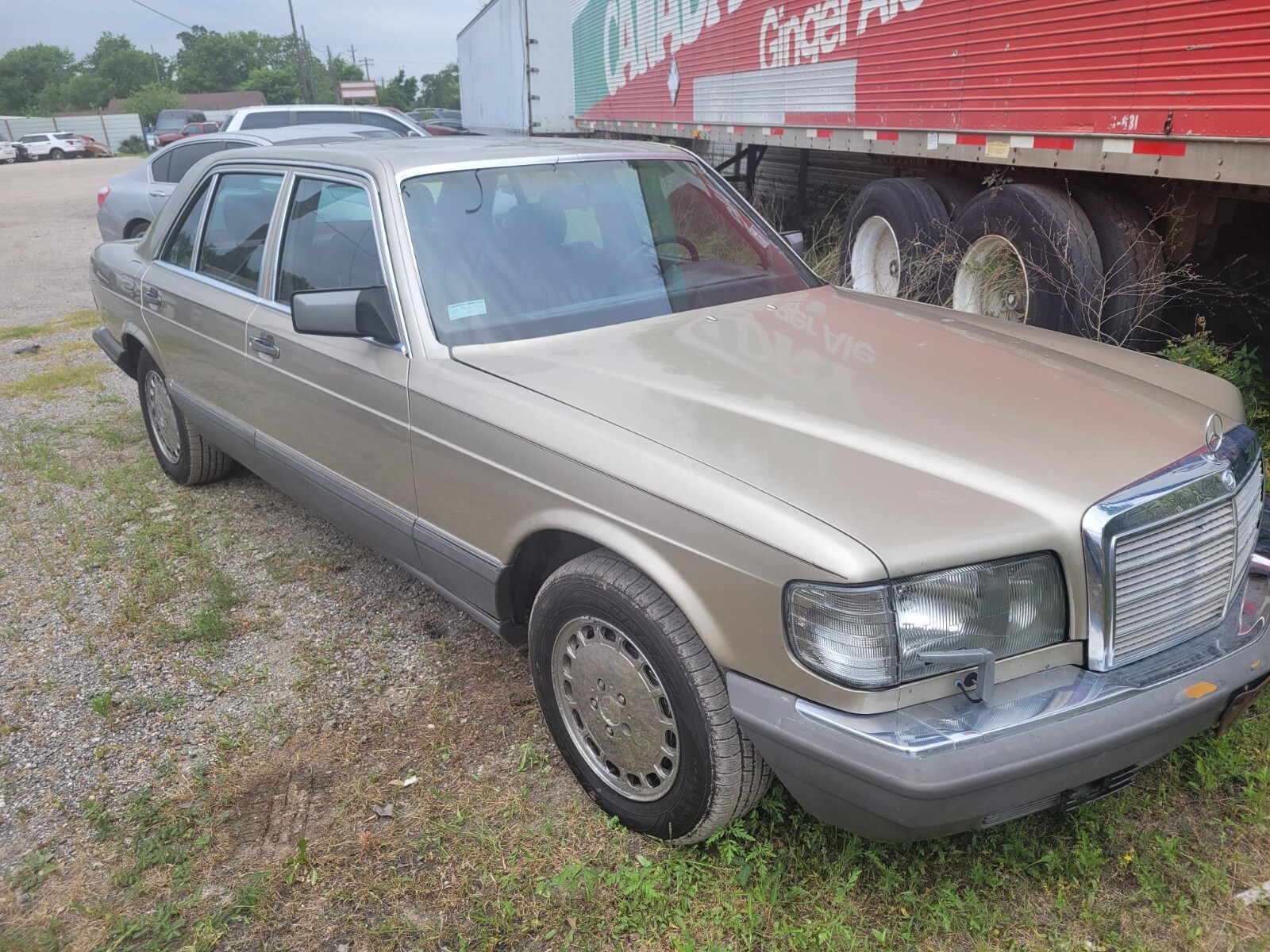 Mercedes-Benz 400-Series 1987 Sedan