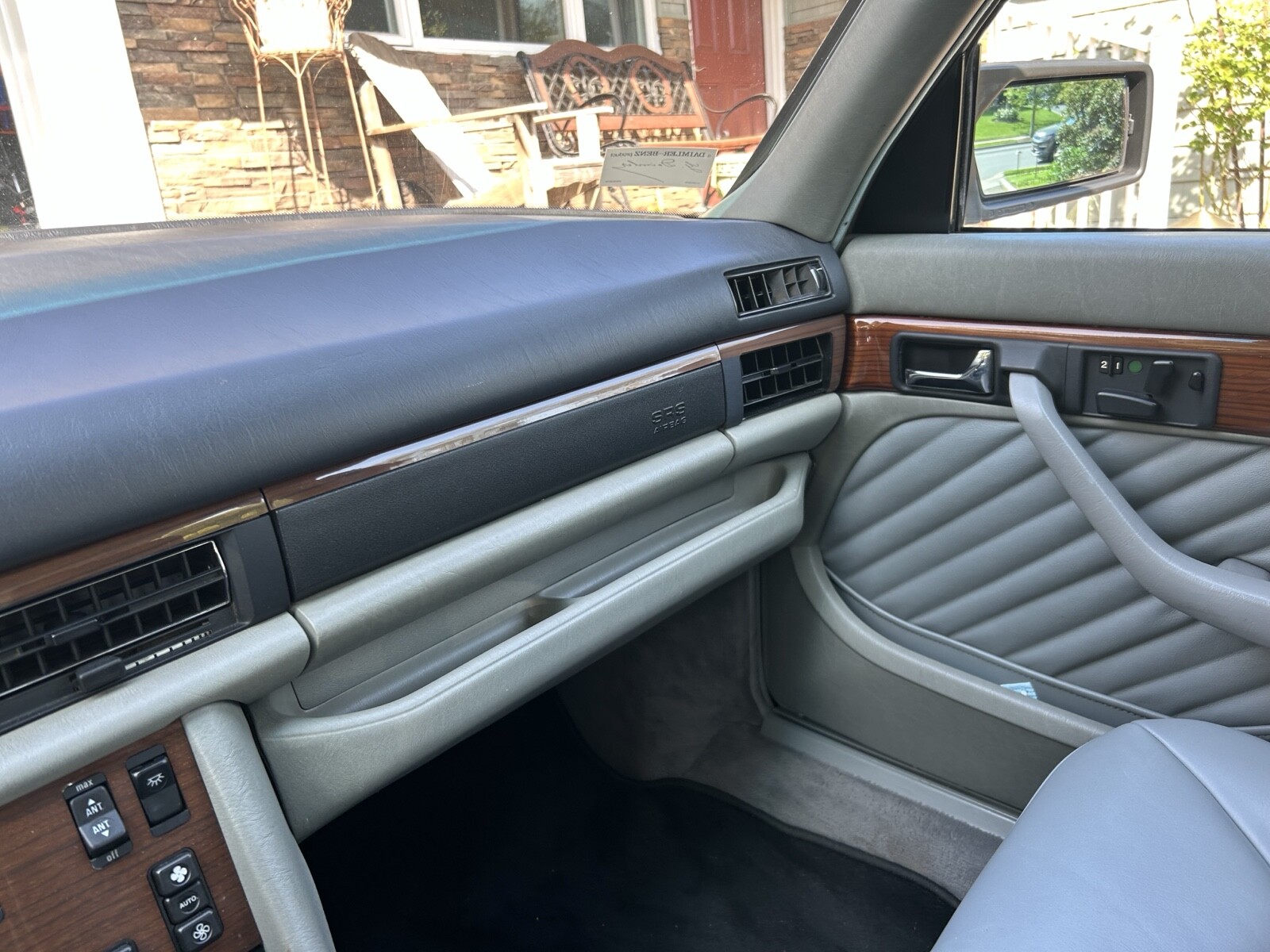 Mercedes-Benz-400-Series-1989-24