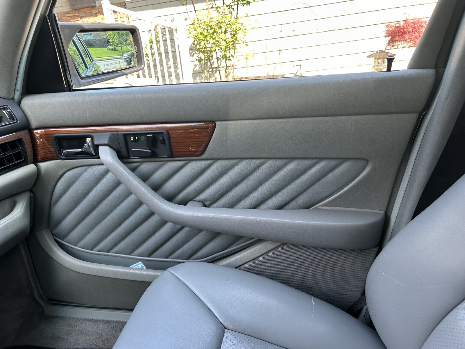 Mercedes-Benz-400-Series-1989-25