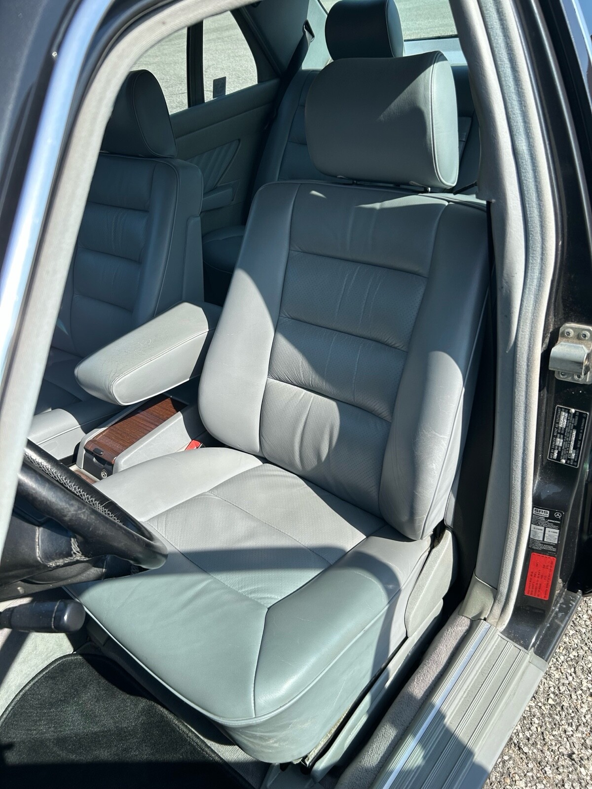Mercedes-Benz-400-Series-1989-28