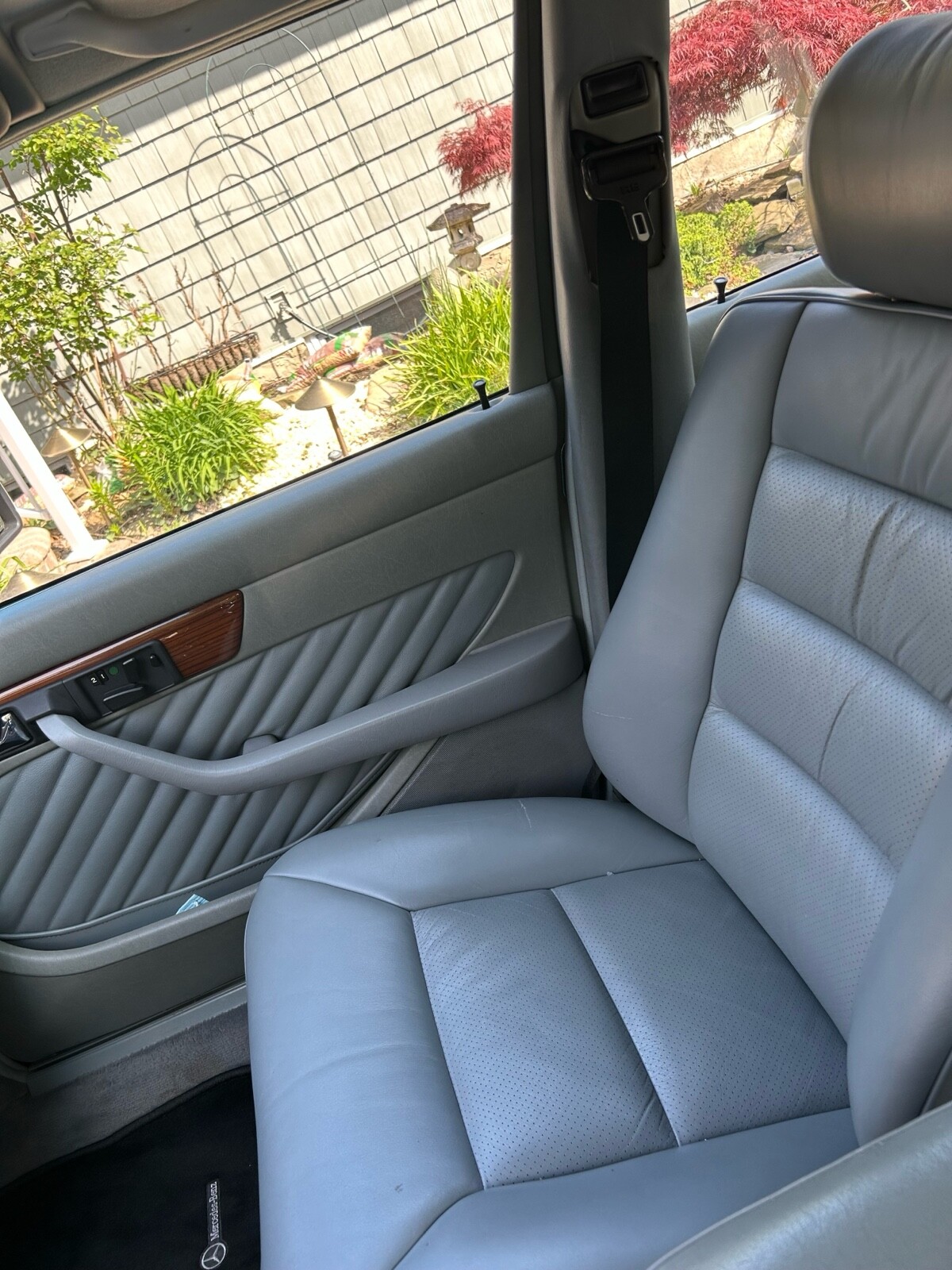 Mercedes-Benz-400-Series-1989-30